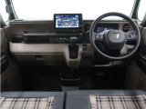◆視界広々で非常に運転しやすくロングドライブでも疲れを感じさせないすっきりとまとまったインパネ周りです。