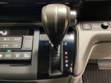 CVT車のセレクトレバーです。低速から高速まで、変速ショックのないスムーズな走りを実現するとともに、エンジン効率のよい領域を維持することで燃費にも貢献します。