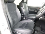 高いホールド性で運転姿勢が安定します。長距離ドライブでも疲れにくいのが魅力です。快適なドライビングライフをお送りください♪