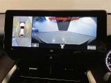【パノラミックビューモニター】映像で、見づらい車両周辺の確認をアシスト。クルマを真上から見ているような映像を表示。 運転席から確認しにくい車両周囲の状況を把握。