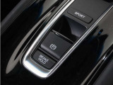 オートブレーキホールド機能付き電子パーキングブレーキ!ブレーキペダルを足から離しても停車状態を保ちます。アクセルを踏めば自動でブレーキが解除され、発進可能!