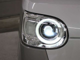 LEDヘッドライトには、ハイビームで走行中に先行車や対向車を検知した時、部分的に遮光し、先行車や対向車に配慮しながら高い視認性を確保できるADB(アダプティブドライビングビーム)が採用されています。