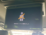 【リヤエンターテインメントシステム】後席にお座りの方も大満足の、人気メーカーオプションを装備。専用の音響システムと、大画面のモニターで移動中もDVD等をお楽しみいただけます。