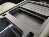 【ワイヤレスデバイスチャージング￥134,000】置くだけでスマートフォンを充電することが出来ます。インテリアに溶け込んでおり、ラグジュアリーな雰囲気を損なうことはありません。