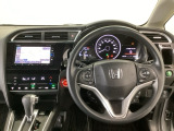 【ハンドル】運転にかかわる様々な操作を安全に行えるように視点移動が少なく操作性に配慮されたスイッチ類が凝縮されたコックピットです。