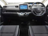 ◆視界広々で非常に運転しやすくロングドライブでも疲れを感じさせないすっきりとまとまったインパネ周りです。
