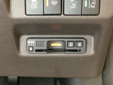 ハンドルの右下にETCがついています。高速道路の料金所の通過も楽々です!。 カードの取り出しもしやすい場所についています。