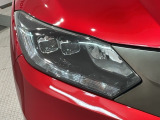 LEDヘッドライトは、点灯の瞬間から最大光量を発揮し、突然暗くなるトンネルなどでの安定感を高めます。