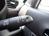 オートライト機能が装備されており暗い場所に入ると車両が検知しライトのON・OFFを自動的に切り替えてくれますので非常に便利な装備です♪