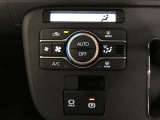 左右独立温度コントロールフルオートエアコンです。運転席、助手席それぞれで独立して温度設定ができます。冷え性の方が乗っても安心ですね♪