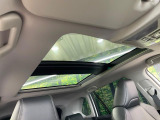 【パノラマムーンルーフ】大型のガラスルーフ搭載で車内の解放感が一気にアップ!開放的なドライブをお楽しみいただけます。