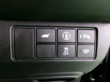 パワーテールゲートの開閉、横滑りを防ぐVSA等のスイッチ類は運転席の右側、手の届きやすい位置にあります。