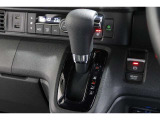 インパネシフトだから視線の移動も少なく足元もスッキリ♪運転席もゆったりしているのでゆとりを持ってドライブできますね!