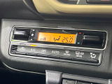 【オートエアコン】一度お好みの温度に設定すれば、車内の温度を検知し風量や温度を自動で調整。暑い&hellip;寒い&hellip;と何度もスイッチ操作をする必要はありません。快適な車内空間には必須の機能ですね♪