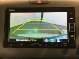 リバースギアに入れるだけで後方の表示へ切り替わります。夜間や雨の日の駐車も楽になりますよ。