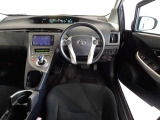 革巻きステアリングで快適な操作性の運転席です。