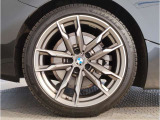 【BMWアロイホイル】軽量かつ強度に拘ったアロイホイル。走行性能ポテンシャルを引き出す設計。車の足元を引き締めてくれる大きなポイントはアロイホイルです。