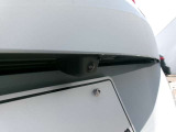後方の映像をモニターに映し出し、駐車や後退時の安全をサポート。ガイドライン表示で距離感を把握しやすく、夜間や狭い場所でも安心して操作できる便利なカメラです