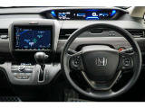 運転にかかわる様々な操作を安全に行えるように視点移動が少なく、操作性に配慮されたスイッチ類が凝縮されたコクピットです。