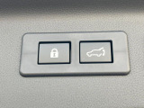 【パワーバックドア】スマートキーや運転席のボタンを押すだけでリアゲートが自動で開閉します!荷物を持っている時や、高い位置にあるバックドアを閉める際に便利な機能です♪