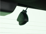この車にはリアにもドライブレコーダーを装備しております◆映像・音声などを記録する自動車用の装置です。 もしもの事故の際の記録はもちろん、旅行の際の思い出としてドライブの映像を楽しむことができます。