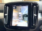 【360&deg;ビューカメラ】4台の高解像度カメラで360度の鳥瞰図を表示。隣の車や壁、死角にある障害物などを画面で確認できるため、狭いスペースでの駐車・出入りも安心です。