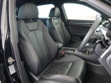 Audi車はどの車種も全てレザーハンドルです。そこにはAudiのこだわりがあり質感の高いレザーでしっかりと手に馴染み、高級感を演出します。