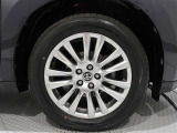 アルミホイールを装備、タイヤサイズは225/55R18です。