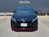 フロントガラスの上部には衝突軽減ブレーキの装置も付いており、より安全に運転を楽しんでいただくことができます。