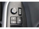 鍵の施錠開錠に合わせてドアミラーが開閉するオート格納機能付きのドアミラー。少し離れた場所からでも見た目で鍵の閉め忘れの確認が出来る便利な機能です。