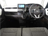 ◆視界広々で非常に運転しやすくロングドライブでも疲れを感じさせないすっきりとまとまったインパネ周りです。