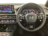 【ハンドル】運転にかかわる様々な操作を安全に行えるように視点移動が少なく操作性に配慮されたスイッチ類が凝縮されたコックピットです。