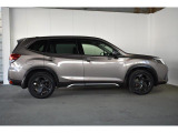 スバルの4WD(AWD)は直進安定性に優れ、日常走行から高速走行まで、さまざまなシーンで安心感に満ちた走りが愉しめます。それは悪路や泥道など左右のタイヤの路面状況が異なるシーンでも変わりません。