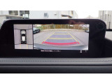 ギアをRに入れるとバックカメラの画面になりガイドが表示されますのでバック時も安心してください。視覚は大事ですね!
