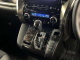 左右独立コントロールフルオートエアコンで車内はいつでも快適!気持ちよく操作できるゲート式シフトレバー!