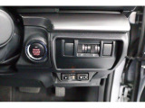 キーレスアクセス&プッシュスタート。アクセスキーを携帯して運転席か助手席のドアハンドルの内側に触れるだけで開錠 ドアハンドルのセンサーに触れて施錠