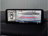 【360&deg;ビュー・モニター】専用カメラにより上から見下ろしたような視点で360度クルマの周囲を確認することができます。駐車が苦手な方でも縦列駐車や幅寄せ時に活躍してくれます。