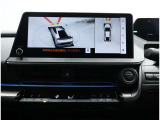 サイドクリアランスビュー表示中に、旋回時の運転操作に合わせて自動で車両を斜め後方から見たような映像を表示。