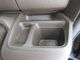 運転席側の手の届きやすい位置にドリンクホルダーと小銭などを入れて置けるトレイが付いています。
