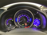 真ん中にスピードメーターを配した、見やすい3眼メーターになっています。右側のインフォメーション画面でオドメーターや燃費などの情報を確認できます。