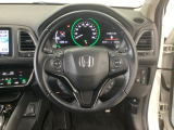【ハンドル】運転にかかわる様々な操作を安全に行えるように視点移動が少なく操作性に配慮されたスイッチ類が凝縮されたコックピットです。