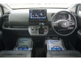 運転にかかわる様々な操作を安全に行えるように視点移動が少なく、操作性に配慮されたスイッチ類が凝縮されたコクピットです。