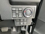 エンジン始動はプッシュボタンスタートです。スライドドアは運転席脇のスイッチでも開閉出来ます。環境・燃費に優しいエコアイドルや様々な安全装置が付いています