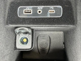 AppleCarPlay、AndroidAuto対応のデバイスを接続すると、ナビゲーションアプリの操作、ハンズフリー通話やメッセージの送受信、お気に入りの音楽の再生などが簡単に行える