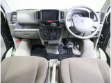 運転席から手の届く範囲に収納スペースが多く、日常使いに便利です。運転席からの見晴らしも良いので運転もしやすいです◎