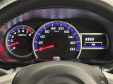【メーターまわり】ドライバーから見やすい位置にあって安全運転に寄与します。メーターも見やすくてシンプルなデザインになっております。