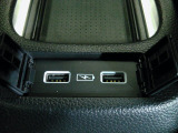 充電用USBジャックも2つ付いています。