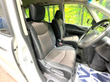 運転席まわりには十分なスペースがあり、大柄な方でもゆったり運転していただける環境です。
