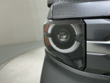 LEDヘッドライトは、点灯の瞬間から最大光量を発揮し、突然暗くなるトンネルなどでの安定感を高めます。