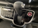 CVT車のセレクトレバーです。低速から高速まで、変速ショックのないスムーズな走りを実現するとともに、エンジン効率のよい領域を維持することで燃費にも貢献します。